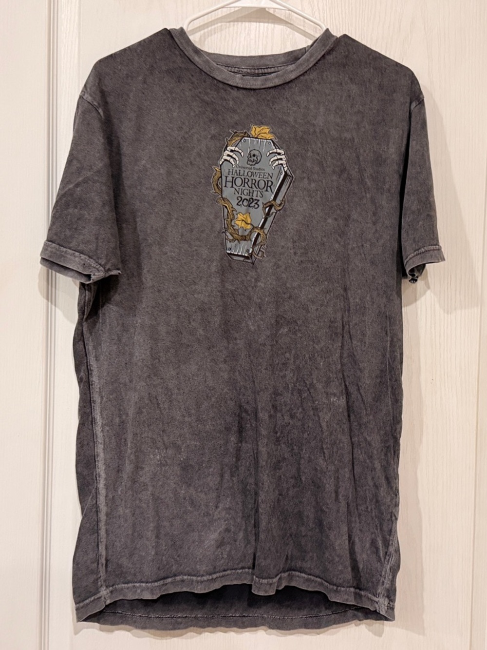 Universal Gray Short-Sleeve Graphic Tee with Yellow Accent